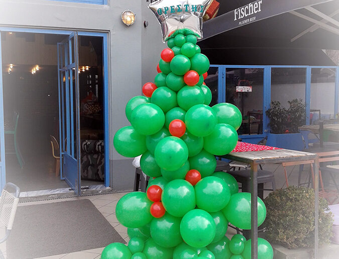 outdoor-balloon-christmas-tree
