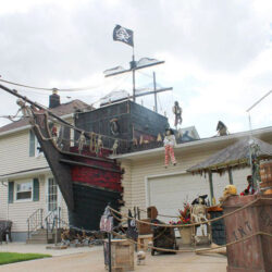 olokliromeno-skhniko-halloween-spiti