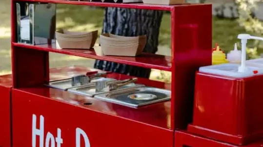 Καρότσι με Hot Dog