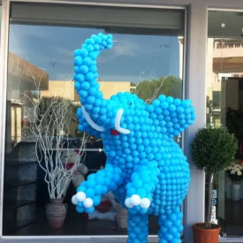 Διακοσμητικός Ελέφαντας Μπροστά από Βιτρίνα Καταστήματος